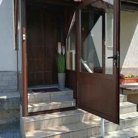 запад Apartment *
